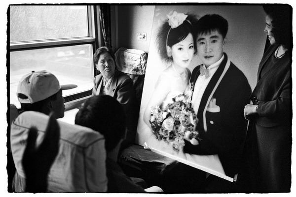 Chùm ảnh: Cuộc sống muôn màu trong bộ ảnh đen trắng trên những chuyến tàu xưa - Ảnh 21.