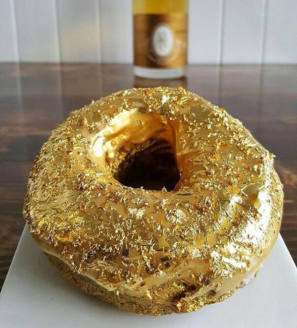 Góc ăn uống: Bánh donut dát vàng ròng chói lọi giá hơn 2 triệu đồng - Ảnh 1.
