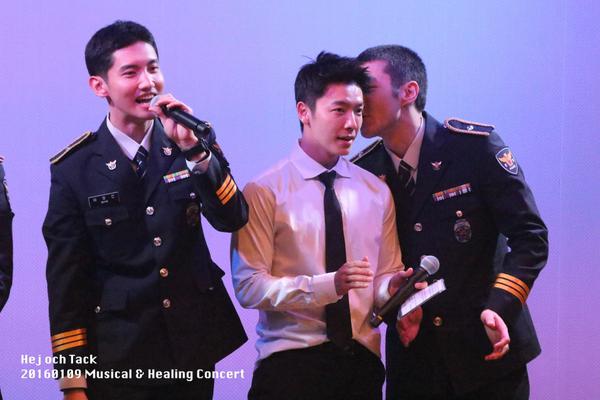 Donghae, Siwon, Changmin long lanh tr&ecirc;n s&acirc;n khấu trong qu&acirc;n ngũ - Ảnh 11.