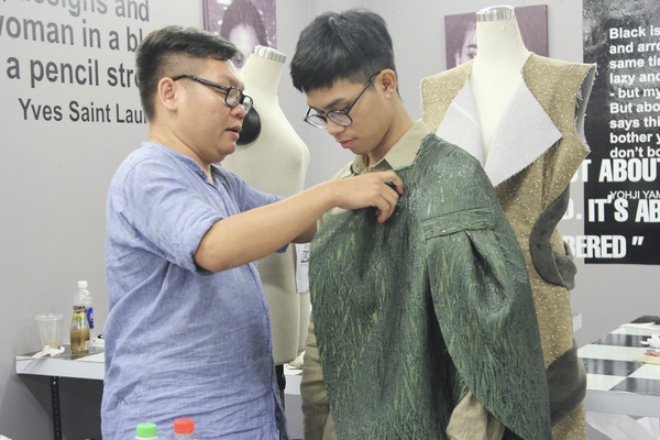 Nghi vấn về cặp đ&ocirc;i đam mỹ mới của Project Runway - Ảnh 1.
