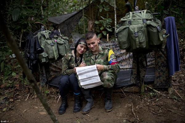 Cuộc sống ăn với súng, ngủ với đạn cực khổ của quân nổi dậy Colombia - Ảnh 11.