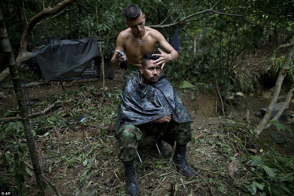 Cuộc sống ăn với súng, ngủ với đạn cực khổ của quân nổi dậy Colombia - Ảnh 12.