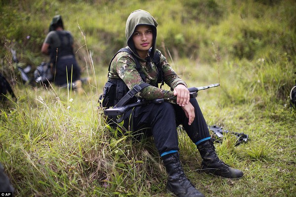 Cuộc sống ăn với súng, ngủ với đạn cực khổ của quân nổi dậy Colombia - Ảnh 9.