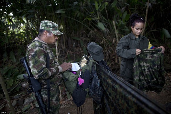 Cuộc sống ăn với súng, ngủ với đạn cực khổ của quân nổi dậy Colombia - Ảnh 10.