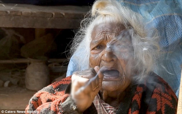 Cụ bà chơi lầy hơn trăm tuổi ngày vẫn hút đều đặn 30 điếu thuốc - Ảnh 2.