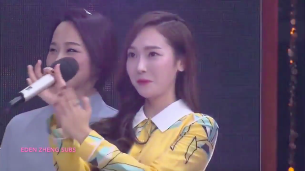 Fan SNSD dậy s&oacute;ng trước clip Jessica cười tươi r&oacute;i, vỗ tay theo nền nhạc Mr.Taxi - Ảnh 2.