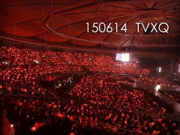 Fan iKON lấy cắp ảnh biển đỏ trong concert DBSK và nhận là của iKON - Ảnh 3.
