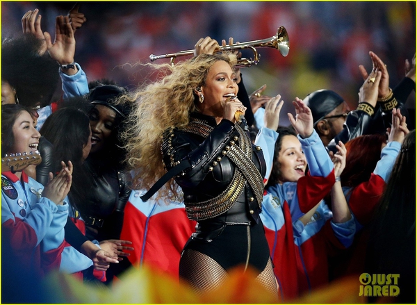 Beyoncé, Coldplay, Bruno Mars gây sốt với sân khấu Super Bowl 12 phút - Ảnh 20.