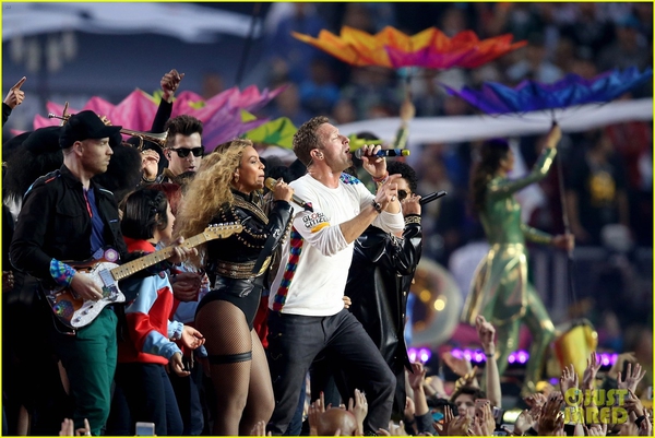 Beyoncé, Coldplay, Bruno Mars gây sốt với sân khấu Super Bowl 12 phút - Ảnh 24.