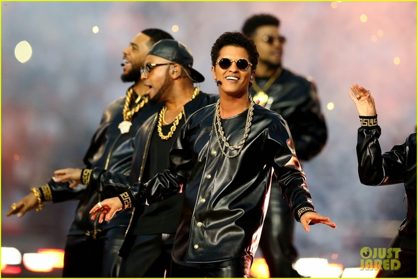 Beyoncé, Coldplay, Bruno Mars gây sốt với sân khấu Super Bowl 12 phút - Ảnh 12.