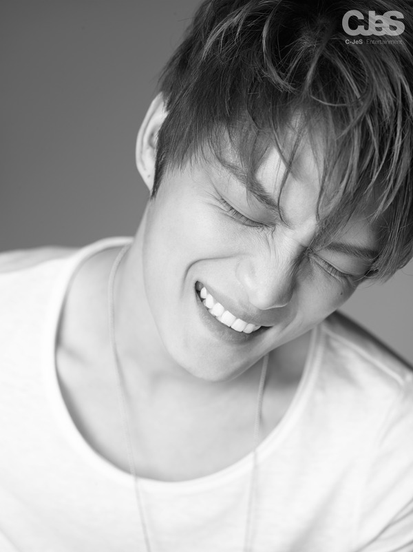 Fan được rửa mắt v&igrave; v&ocirc; số cảnh khoe ngực của Jaejoong trong MV mới - Ảnh 5.