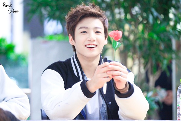 Đặt nhan sắc của Baekhyun (EXO) v&agrave; Jungkook (BTS) l&ecirc;n b&agrave;n c&acirc;n - Ảnh 27.