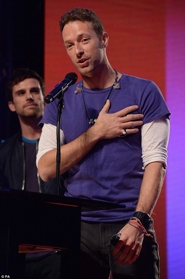 Rockband Anh Quốc nhảy sập b&agrave;n Coldplay đang ngồi - Ảnh 5.