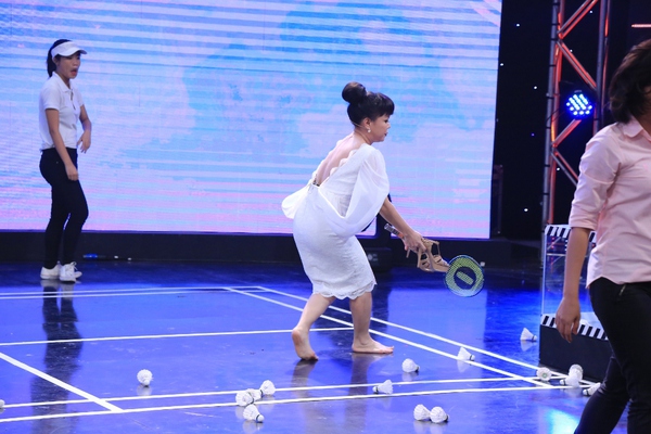 Cười b&ograve; với loạt d&aacute;ng đ&aacute;nh cầu khổ sở của Việt Hương - Ảnh 4.