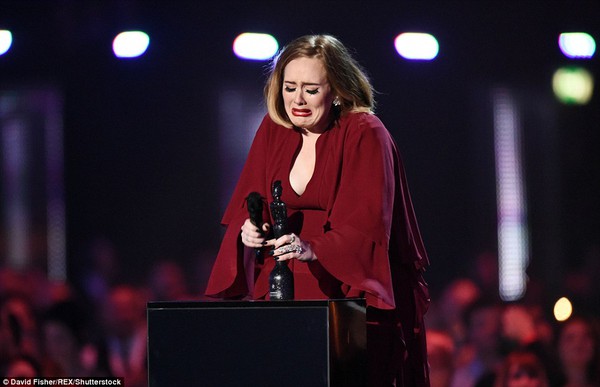 Adele khóc méo xệu cả mặt và văng tục khi nhận tận 4 giải tại BRIT Awards - Ảnh 1.