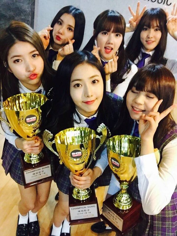 &Ocirc;m v&ocirc; số c&uacute;p, G-Friend nổi tiếng thật hay chỉ l&agrave;... ảo? - Ảnh 1.