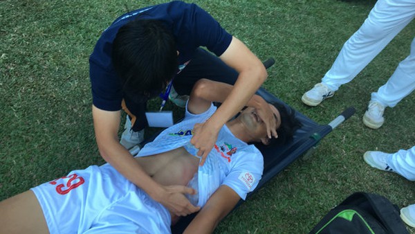 Cầu thủ HAGL g&atilde;y xương sau pha va chạm kinh ho&agrave;ng - Ảnh 2.