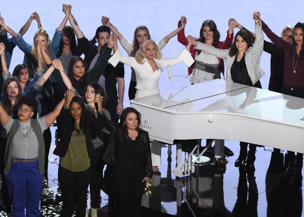 Dr. Luke ngứa mắt v&igrave; Kesha d&aacute;m cảm ơn Gaga sau s&acirc;n khấu về nạn lạm dụng t&igrave;nh dục - Ảnh 2.