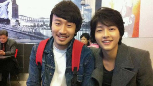 Song Joong Ki gây sốt khi viết thông điệp tình yêu với Kwang Soo lên đá - Ảnh 6.