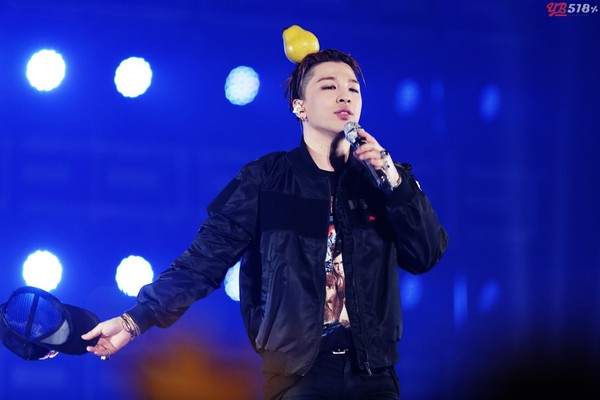 Hai fan nữ đánh nhau để giành áo của Taeyang trong concert Big Bang - Ảnh 1.