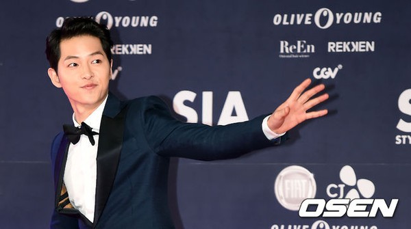 Thảm hồng SIA 2016: Song Joong Ki lịch lãm, SNSD cùng dàn mỹ nhân khoe vòng 1 táo bạo - Ảnh 4.