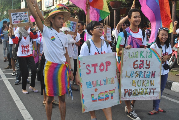Indonesia chủ trương kỳ thị, cộng đồng LGBT sống trong sợ hãi vì bị tấn công - Ảnh 3.