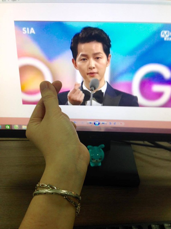 Song Joong Ki hot tới mức làm dậy sóng lại trào lưu Finger heart sign ở khắp nơi! - Ảnh 6.