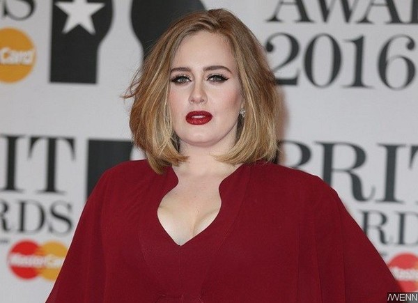 Xúc động vì con trai 3 tuổi lần đầu đến xem concert, Adele bật khóc trên sân khấu - Ảnh 1.