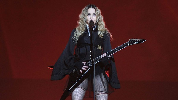 Tặng chuối cho fan nam đến vạch &aacute;o fan nữ: 8 lần g&acirc;y sốc của Madonna trong tour Rebel Heart - Ảnh 1.