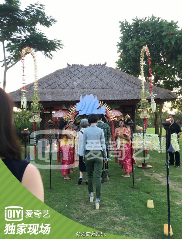 Lưu Thi Thi xuất hiện rạng rỡ b&ecirc;n Ng&ocirc; Kỳ Long trong bữa tiệc mừng trước đ&aacute;m cưới - Ảnh 2.