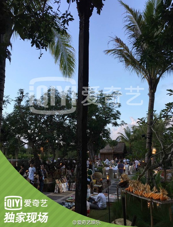 Lưu Thi Thi xuất hiện rạng rỡ b&ecirc;n Ng&ocirc; Kỳ Long trong bữa tiệc mừng trước đ&aacute;m cưới - Ảnh 4.