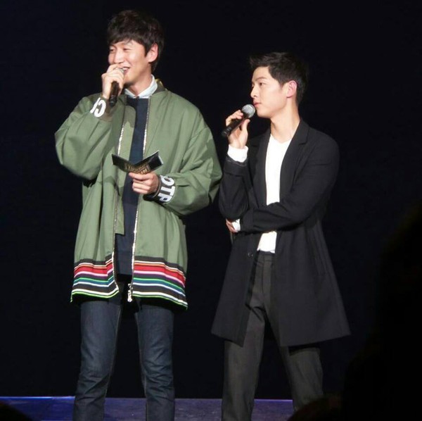 Clip: Fan hò hét cuồng nhiệt khi Song Joong Ki bất ngờ xuất hiện tại show Kim Jong Kook - Ảnh 12.