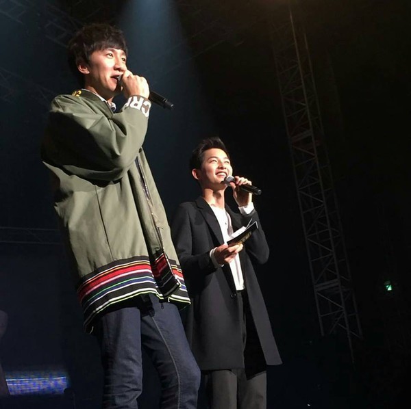 Clip: Fan h&ograve; h&eacute;t cuồng nhiệt khi Song Joong Ki bất ngờ xuất hiện tại show Kim Jong Kook - Ảnh 11.