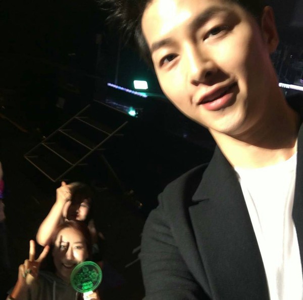 Clip: Fan h&ograve; h&eacute;t cuồng nhiệt khi Song Joong Ki bất ngờ xuất hiện tại show Kim Jong Kook - Ảnh 8.