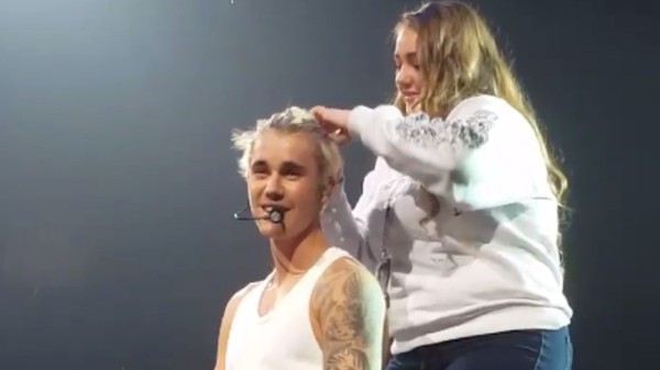 Chiều fan level mới: Justin Bieber mời fan l&ecirc;n s&acirc;n khấu... buộc t&oacute;c cho m&igrave;nh - Ảnh 1.