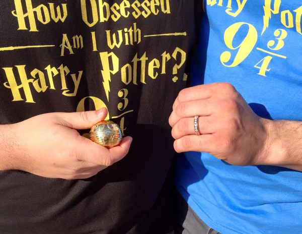 Fan cuồng Harry Potter cầu hôn bạn trai bằng... quả bóng Snitch - Ảnh 5.