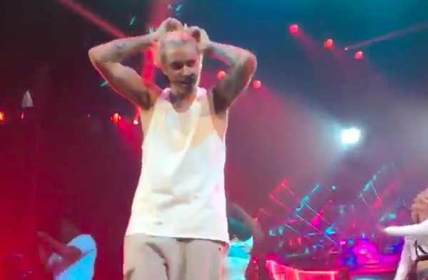 Đang biểu diễn, Justin Bieber ch&ocirc;m chun buộc t&oacute;c của fan nữ như đ&uacute;ng rồi - Ảnh 2.