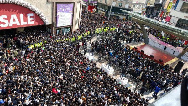 Đám đông kéo đến chật cứng đường phố xem các thí sinh xinh đẹp của Produce 101 - Ảnh 1.