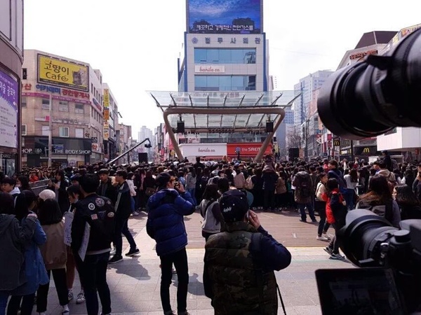 Đám đông kéo đến chật cứng đường phố xem các thí sinh xinh đẹp của Produce 101 - Ảnh 3.