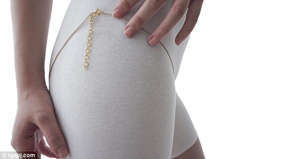Chị em khắp thế giới l&ugrave;ng sục mua v&ograve;ng tua rua đeo... h&aacute;ng - Ảnh 3.