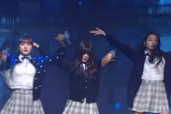 Th&agrave;nh vi&ecirc;n G-Friend kh&ocirc;ng d&aacute;m nh&igrave;n mặt kh&aacute;n giả v&igrave; sợ bị ch&ecirc; xấu - Ảnh 4.