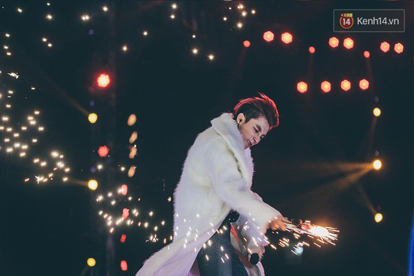 Những khoảnh khắc đẹp lay động trong liveshow Sơn T&ugrave;ng tại H&agrave; Nội - Ảnh 8.