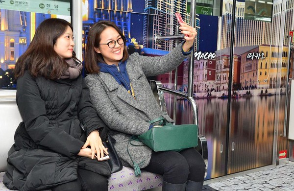 Những chuyến t&agrave;u điện c&oacute; một kh&ocirc;ng hai ở Seoul - Ảnh 7.