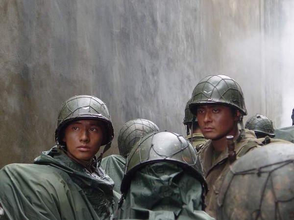 Còn hàng chục quân nhân bụi bặm của màn ảnh Hàn “hơn đứt” Song Joong Ki - Ảnh 18.