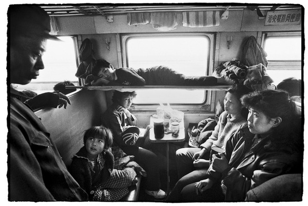 Chùm ảnh: Cuộc sống muôn màu trong bộ ảnh đen trắng trên những chuyến tàu xưa - Ảnh 22.