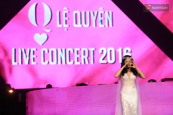 Lệ Quy&ecirc;n được Tuấn Hưng l&aacute;i m&ocirc; t&ocirc;, tặng hoa tr&ecirc;n s&acirc;n khấu liveshow - Ảnh 7.