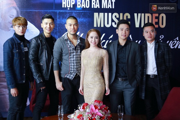 C&aacute; sấu Quỳnh Nga t&igrave;nh cảm với chồng trong ng&agrave;y ra mắt MV - Ảnh 9.