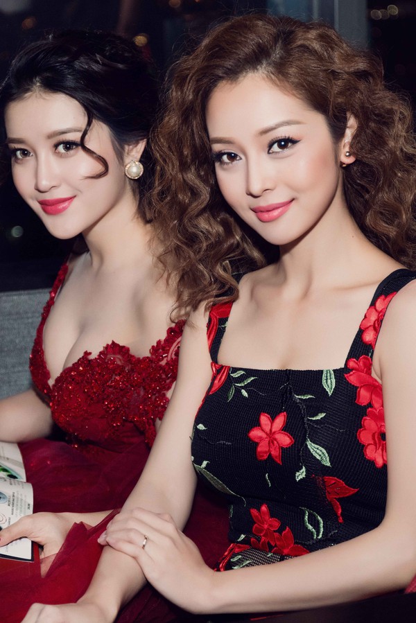 &Aacute; hậu Huyền My đọ vẻ gợi cảm c&ugrave;ng Hoa hậu Jennifer trong sự kiện - Ảnh 14.