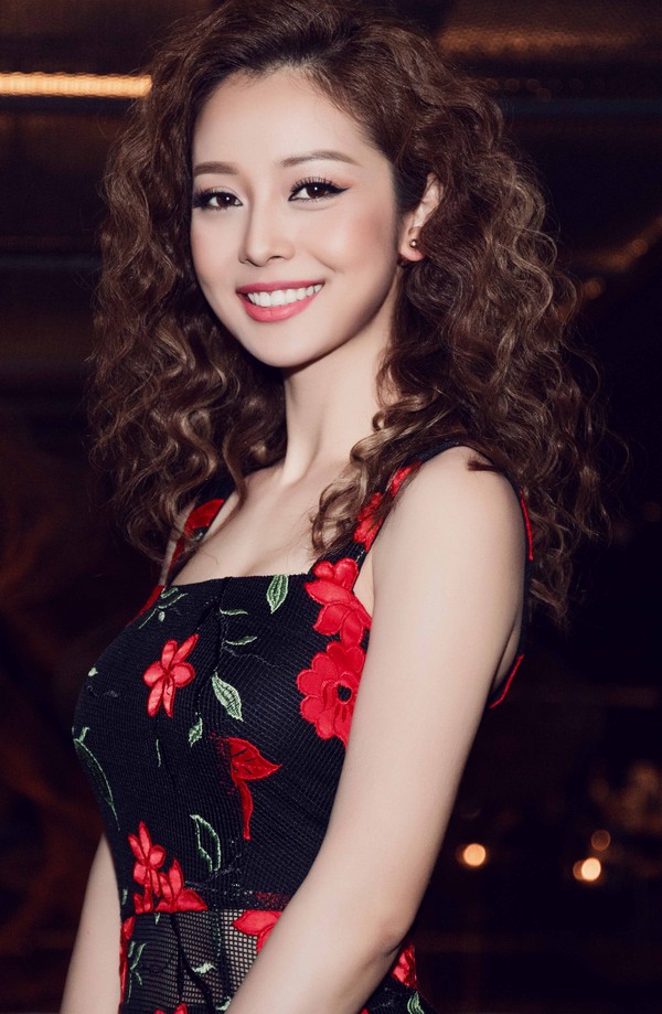 &Aacute; hậu Huyền My đọ vẻ gợi cảm c&ugrave;ng Hoa hậu Jennifer trong sự kiện - Ảnh 8.