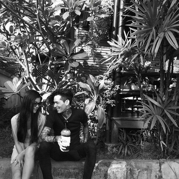 Đ&acirc;y ch&iacute;nh l&agrave; người y&ecirc;u ngo&agrave;i đời si&ecirc;u ngầu của Lee trong T&igrave;nh y&ecirc;u kh&ocirc;ng c&oacute; lỗi, lỗi ở bạn th&acirc;n - Ảnh 1.